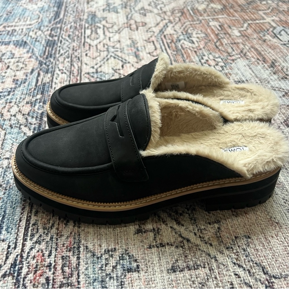Toms Black Leather Loafers with Cream Lining - Picture 5 of 9